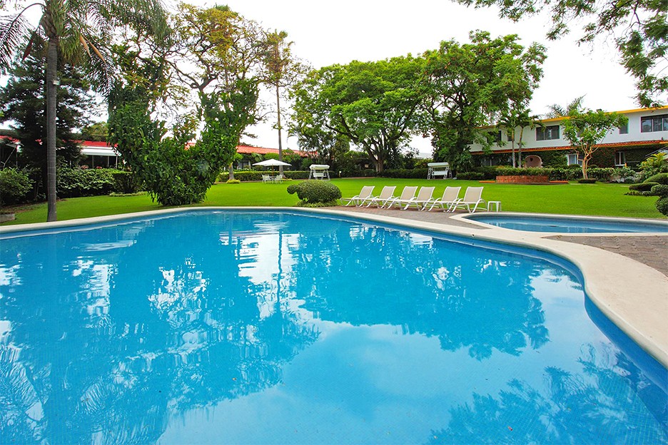 Enjoy sunny days in the pool of the Hotel Quinta Las Flores, Cuernavaca