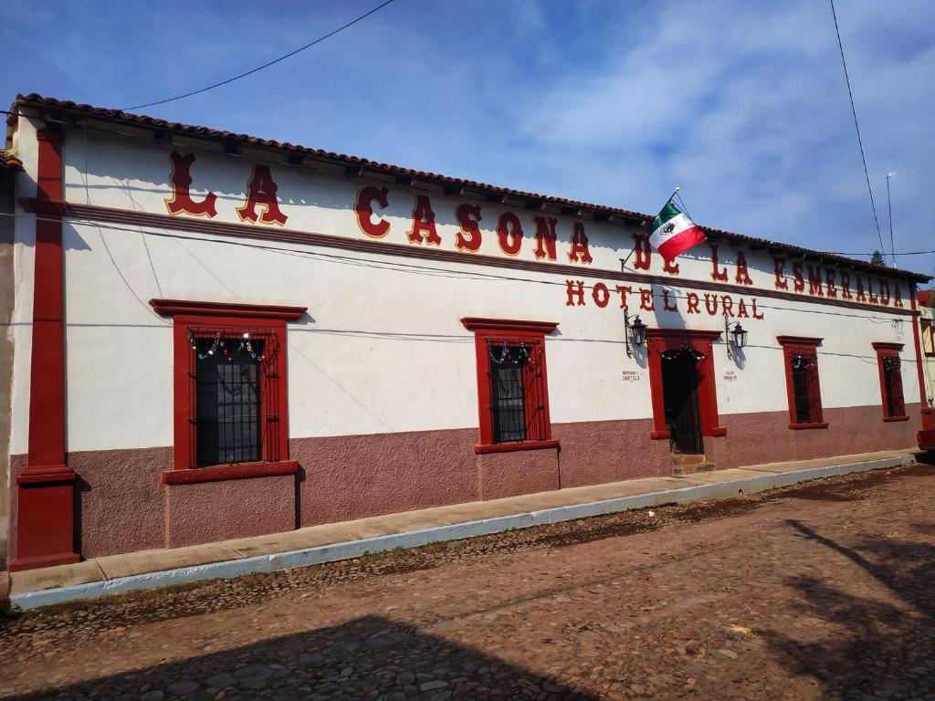 La Casona de la Esmeralda, Mascota