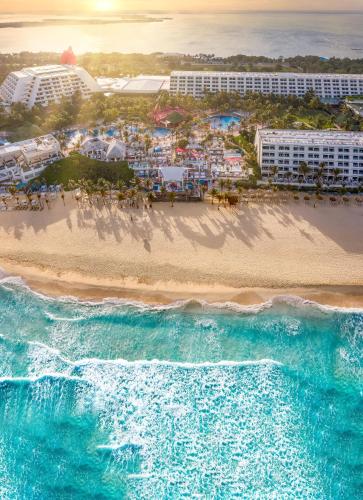 The Pyramid at Grand Oasis, Cancún