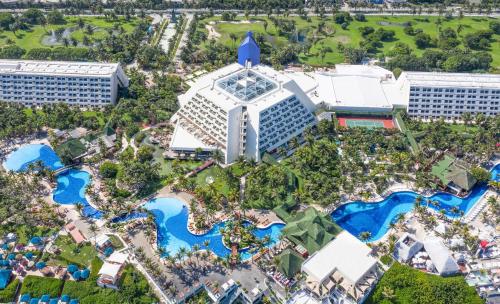 The Pyramid at Grand Oasis, Cancún